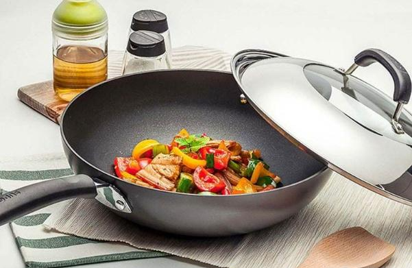 學校食堂配送中心為您講解:不粘鍋為什么不粘鍋?